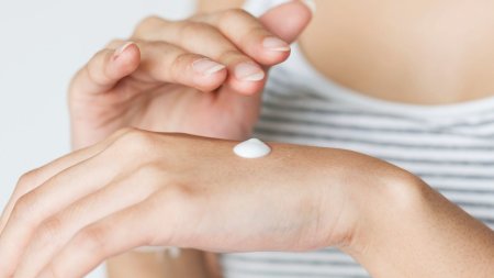 Kết cấu sữa mỏng nhẹ giúp sữa chống nắng dễ tán đều trên da, hạn chế cảm giác bết dính khi sử dụng hằng ngày