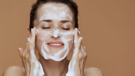 Trên thực tế, sữa rửa mặt không giúp thu nhỏ hoàn toàn lỗ chân lông 