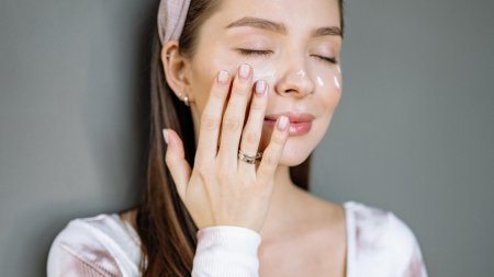 Tán nhẹ nhàng, tránh chà xát để không làm tổn thương vùng da mụn