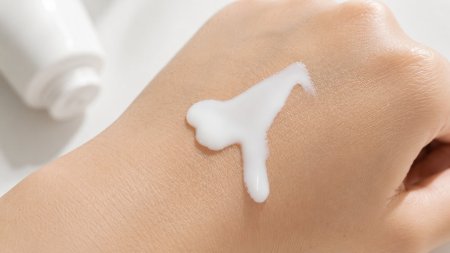 Kết cấu sữa mỏng nhẹ giúp sữa chống nắng dễ tán đều trên da, hạn chế cảm giác bết dính khi sử dụng hằng ngày