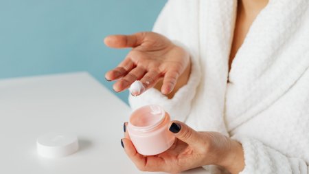 Thấm dầu trước khi thoa lại kem chống nắng giúp lớp chống nắng đều hơn và hạn chế cảm giác bết dính trên da. 