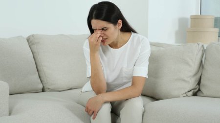 Nội tiết thay đổi làm tăng tiết bã nhờn và hình thành mụn