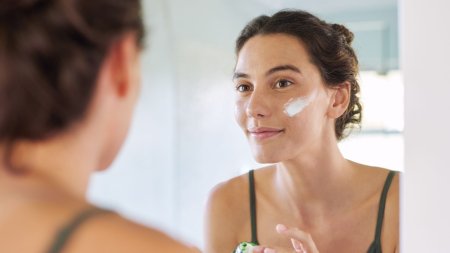 Kem chống nắng là bước quan trọng giúp bảo vệ da trước tia UV ngay cả khi makeup hằng ngày
