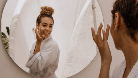 Thoa kem dưỡng ngay sau khi làm sạch giúp hỗ trợ duy trì độ ẩm trên bề mặt da