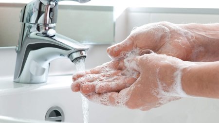 Làm sạch tay và làm ướt da đúng cách giúp bước rửa mặt diễn ra nhẹ nhàng, hiệu quả hơn